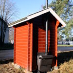 Toilettenhäuschen mit Biolan Populett Rückansicht