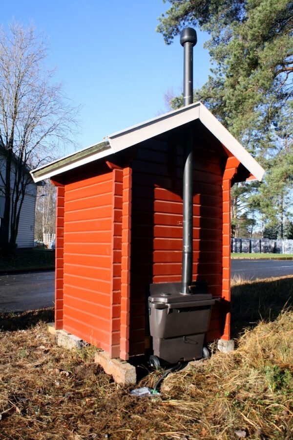 Toilettenhäuschen mit Biolan Populett Rückansicht