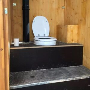 Clivus Sitzbankeinsatz CL310 im Toilettenhäuschen