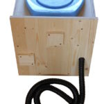 Trenntoilette Bausatz IM-Kubus Ansicht von hinten mit Schlauch