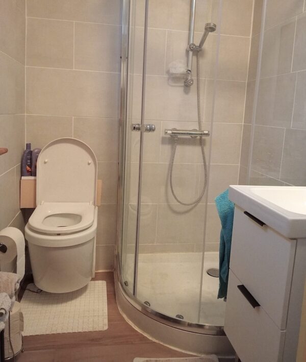 Trenntoilette Comfort Mo live im Badezimmer